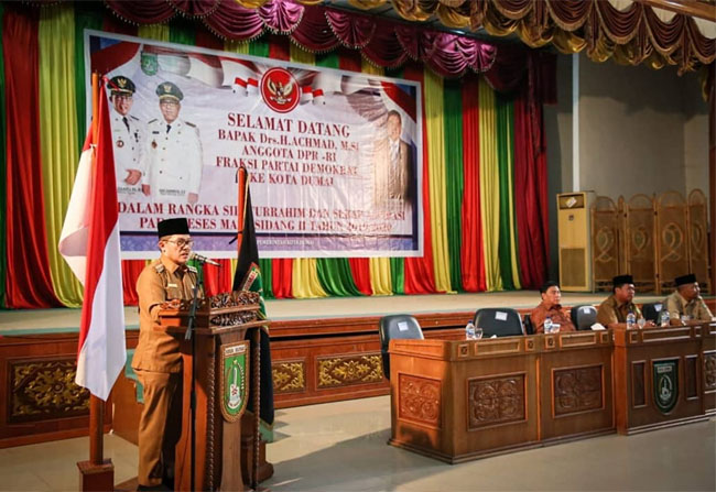  Walikota Dumai Drs H Zulkifli AS MSi menyampaikan sambutan pada acara Reses anggota DPR-RI Fraksi Demokrat Dapil Riau di gedung Pendopo Dumai, Senin (9/3/2020).