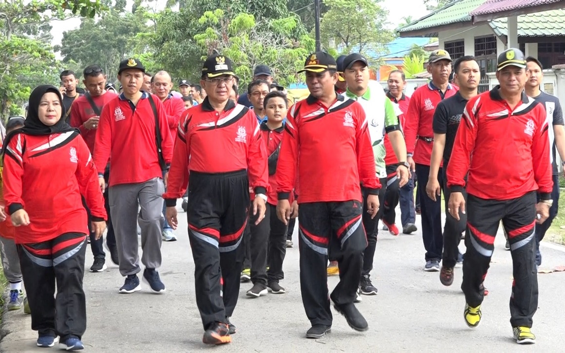 Bupati Kabupaten Inhil, HM Wardan mengikuti jalan santai 