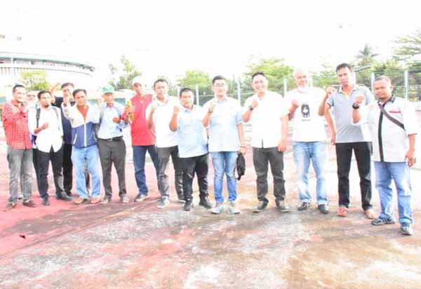  Tim Evaluasi dan Peneliti dari KONI Provinsi Riau saat meninjau lapangan tenis.