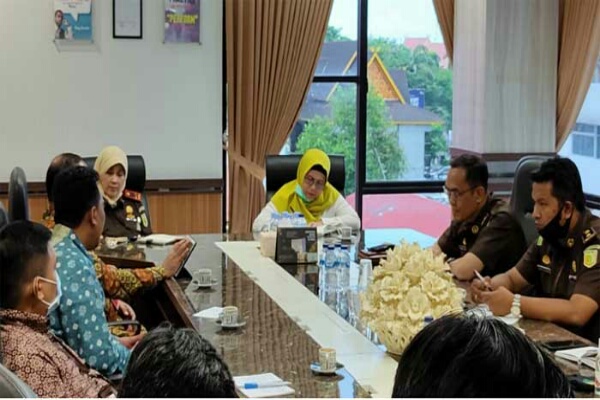 Wakil Ketua Komisi Pemberantasan Korupsi (KPK) Lili Pintauli Siregar (baju kemeja putih) saat mengunjungi kantor Kepala Kejaksaan Tinggi (Kejati) Provinsi Riau, Senin (20/7/2020) di Pekanbaru. Foto: Riaupos