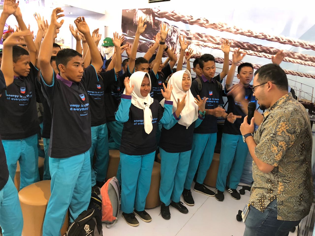 Arilda S. Wisudawati, Humas SKK Migas Sumbagut,  memberikan penjelasan mengenai tujuan diadakannya edukasi migas adalah memberikan pemahaman kepada siswa tentang pentingnya kegiatan hulu migas dalam ketersediaan minyak dan gas bumi di Indonesia.