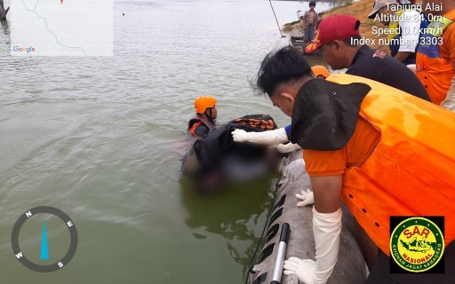 Tim SAR mengevakuasi jenazah korban tenggelam di Danau PLTA Kampar (foto/ist)