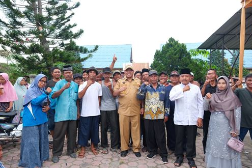 Bupati Siak, Alfedri saat meninjau pelaksanaan Pilpung se-Kabupaten Siak.(foto: diana/halloriau.com)
