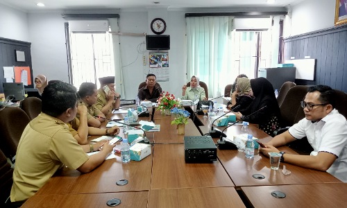 Hearing Komisi II DPRD Pekanbaru dengan Disperindag Pekanbaru membahas progres kios pedagang Pasar Cik Puan.(foto: mimi/halloriau.com)