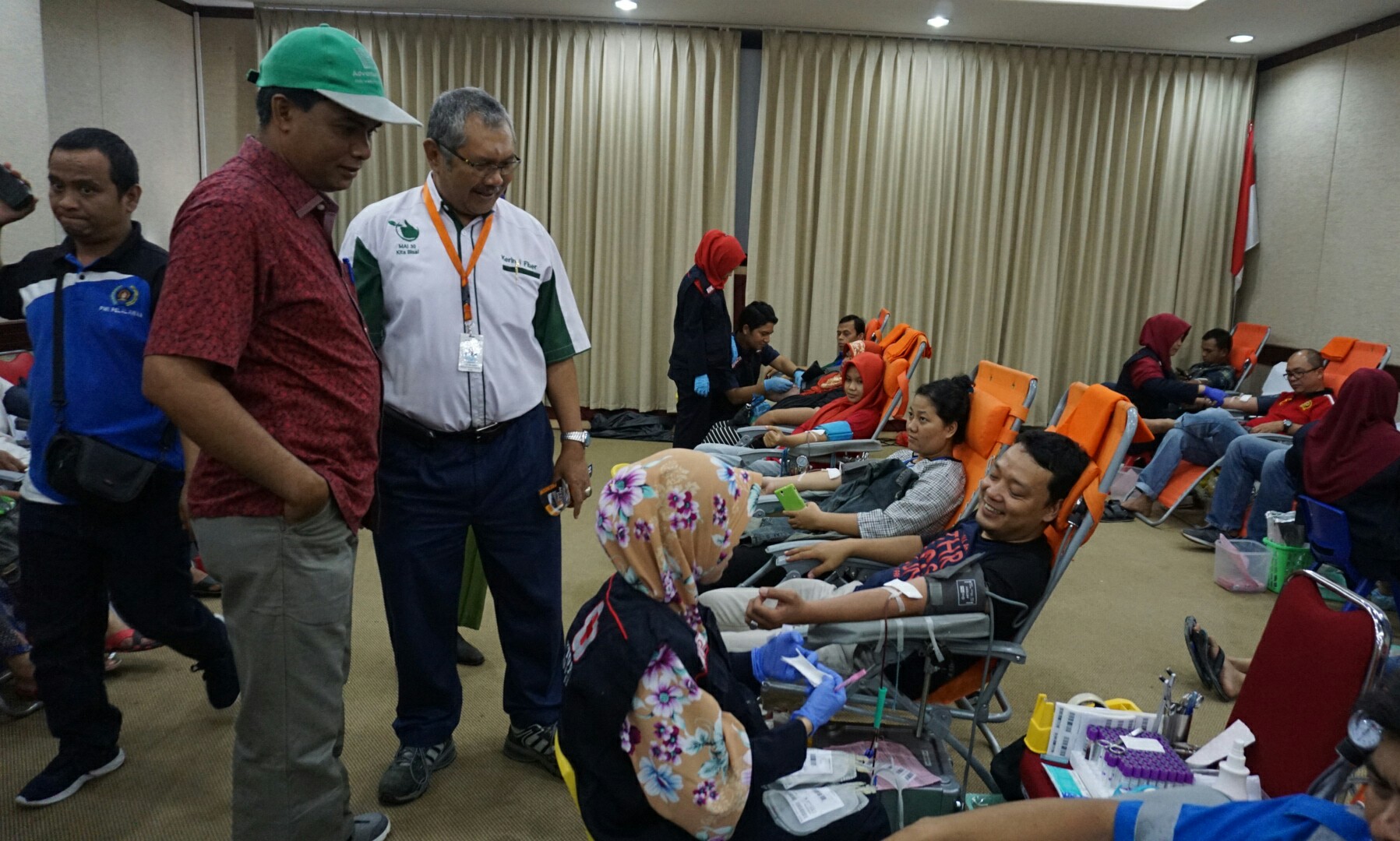 Direktur RAPP, Mhd Ali Shabri memantau kegiatan donor darah yang diselenggarakan oleh KDD Riau Kompleks di Unigraha Hotel.