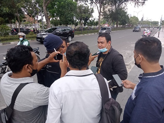 Erlangga saat diwawancarai sejumlah awak media di depan Kantor Kejati Riau, Jalan Jenderal Sudirman, Kota Pekanbaru. 