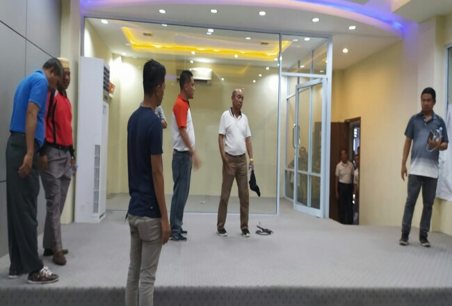 Bupati Pelalawan HM Harris didampingi Plt Kadiskominfo, Hendri Gunawan, meninjau ruangan Command Center di lantai 1 Kantor Bupati Pelalawan, Kamis (26/12).  