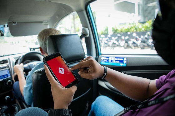 Telkomsel bersama Bluebird menghadirkan solusi teknologi digital dalam meningkatkan produktivitas operasional terutama kepuasan kerja para pengemudi. 