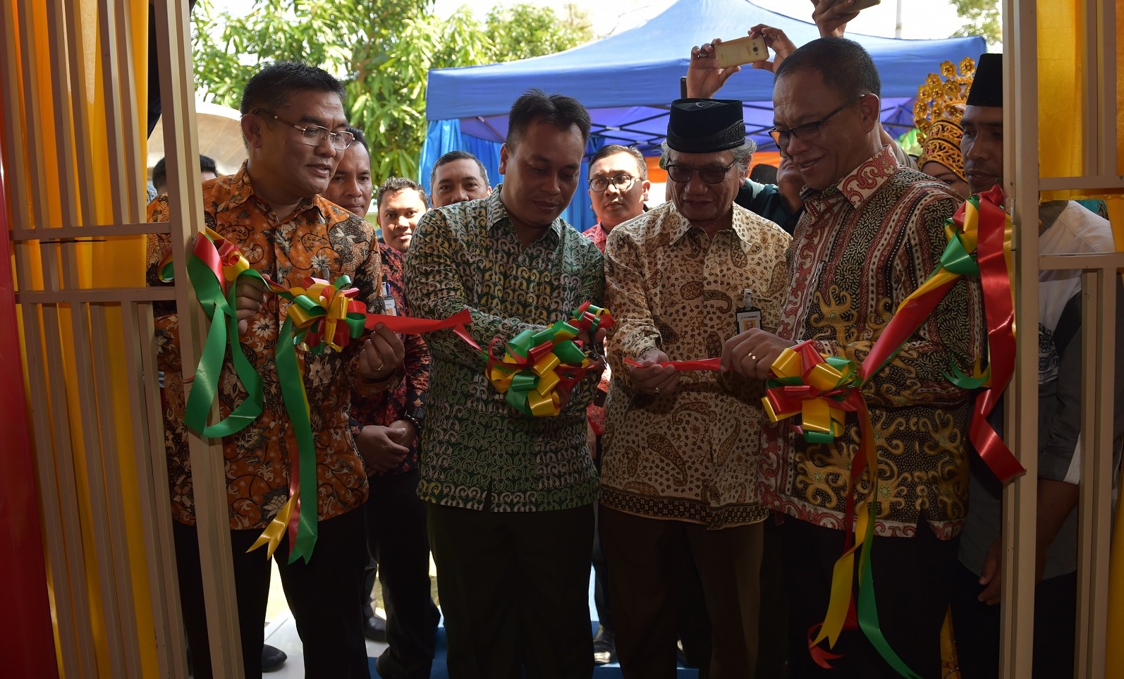 Wakil Bupati Lingga M. Nizar, S.Sos melaksanakan pengguntingan pita tanda diresmikannya Kantor Kas di Kecamatan Senayang Kabupaten Lingga Propinsi Kepulauan Riau.