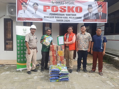 Asian Agri lewat unit bisnis salurkan bantuan diserahkan ke warga terdampak banjir di Kabupaten Pelalawan, Riau (foto/ist)