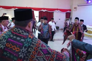Gubri Syamsuar dan Wagubri Edy Natar menari Manortor Raja saat pelantikan pengurus Ikatan Keluarga Nasution Dohot Anak Boruna (foto/int)