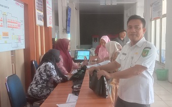 Kadisdukcapil Rohil, Andi Rahman melihat para petugas yang melakukan pelayanan (foto/afrizal)