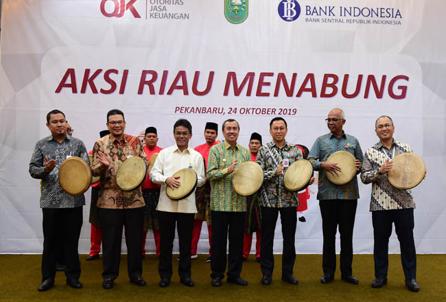 Gubri H Syamsuar memukul kompang tanda Aksi Riau Menabung, di Ballroom Dang Merdu – Lt. 4, Menara PT. Bank Riau Kepri.