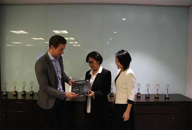(Ka-ki) Direktur Marketing Telkomsel Rachel Goh, Direktur Network Telkomsel FM Venusiana R saat menerima penghargaan yang diberikan langsung oleh CEO & Co Opensignal Brendan Gill di Jakarta, Rabu (26/2). 