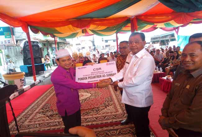 Bupati menyerahkan dana CSR BNI kepada pengurus Ponpes As-Sunnah saat peresmian renovasi kantor BNI Cabang Pembantu Bagansiapiapi.