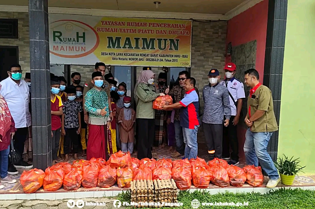 Pemerintah Kabupaten Indragiri Hulu bersama Serikat Buruh dan Pekerja menyerahkan 100 paket sembako kepada 4 panti asuhan