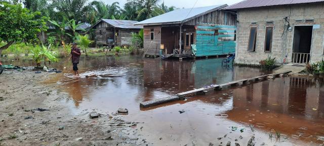 Rumah warga di Kelurahan Basilam Baru Kota Dumai kebanjiran akibat hujan deras yang mengguyur Kota Dumai baru-baru ini.