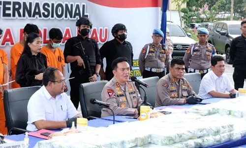 Kapolda Riau, Irjen Pol M Iqbal saat ekspos pengungkapan kasus jaringan narkoba 276 kg sabu di Mapolda Riau.(foto: bayu/halloriau.com)