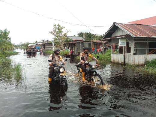 Kapolsek Bangko, Kompol Sasli Rais SH bersama tim Satgas penanggulangan bencana meninjau titik banjir di Kecamatan Bangko.