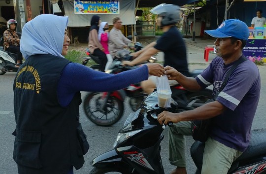 PANJI  Riau berbagi kebaikan di Ramadan dengan membagikan ratusan paket takjil ke masyarakat Dumai yang melintas (foto/bambang)