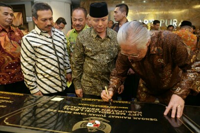 Kadisdagprin H Raja Arlingga (berpeci hitam) menyaksikan Mendag Enggartiasto Lukita menandatangani prasasti presmian UPT Metrologi Legal Kabupaten Bengkalis di Bandung, Kamis, 6 Desember 2018.