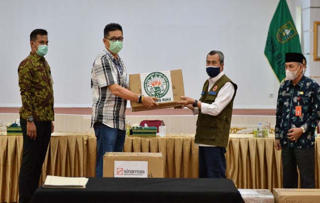 Penyerahan  bantuan masker sebanyak 187.000 pieces kepada Pemprov Riau.