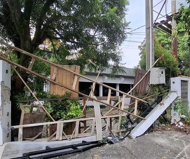 Kondisi pagar hancur ditabrak mobil Bripda Yogi.