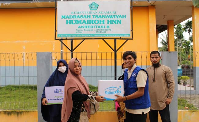 Rumah Yatim Cabang Riau memberinya bantuan kepada Bu Yet.