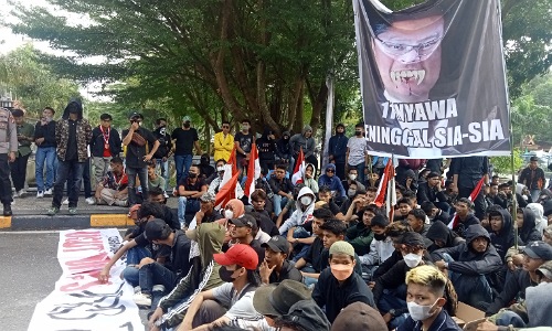 Aksi demo massa AMPR di DPRD Riau beberapa waktu lalu menuntut Dirut PT PHR dicopot pasca tewasnya 11 pekerja.(foto: dok/halloriau.com)