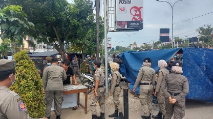 Petugas Satpol PP Kota Pekanbaru, Jumat (26/2) pagi, tertibkan pedagang kaki lima