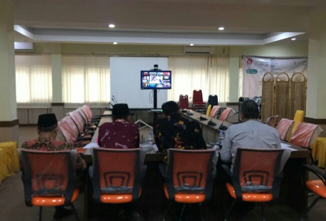 Rapat jarak jauh antara KPU RI dan KPU Riau, Jumat (21/2). Foto: Antara
