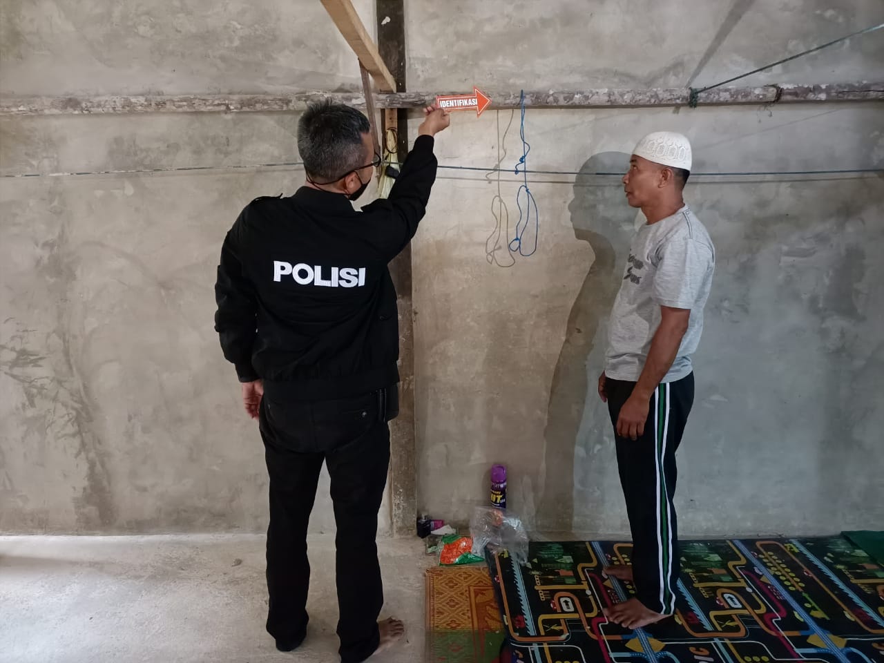 Petugas Polsek Kabun, melakukan olah TKP tempat ditrmukannya guru wanita asal Pekanbaru, AS (50) meninggal dunia tergantung di batang pohon Surau Suluk Kabun, Rohul.