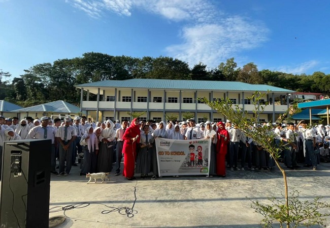 Tim BRK Syariah foto bersama dengan pelajar SMA Negeri 24 Batam.