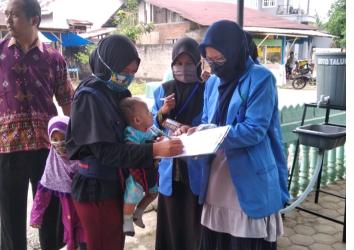 Mahasiswa KKN-DR Plus UIN Suska Riau Desa Koto Taluk ikut serta membantu pelaksanaan Posyandu Kemuning.
