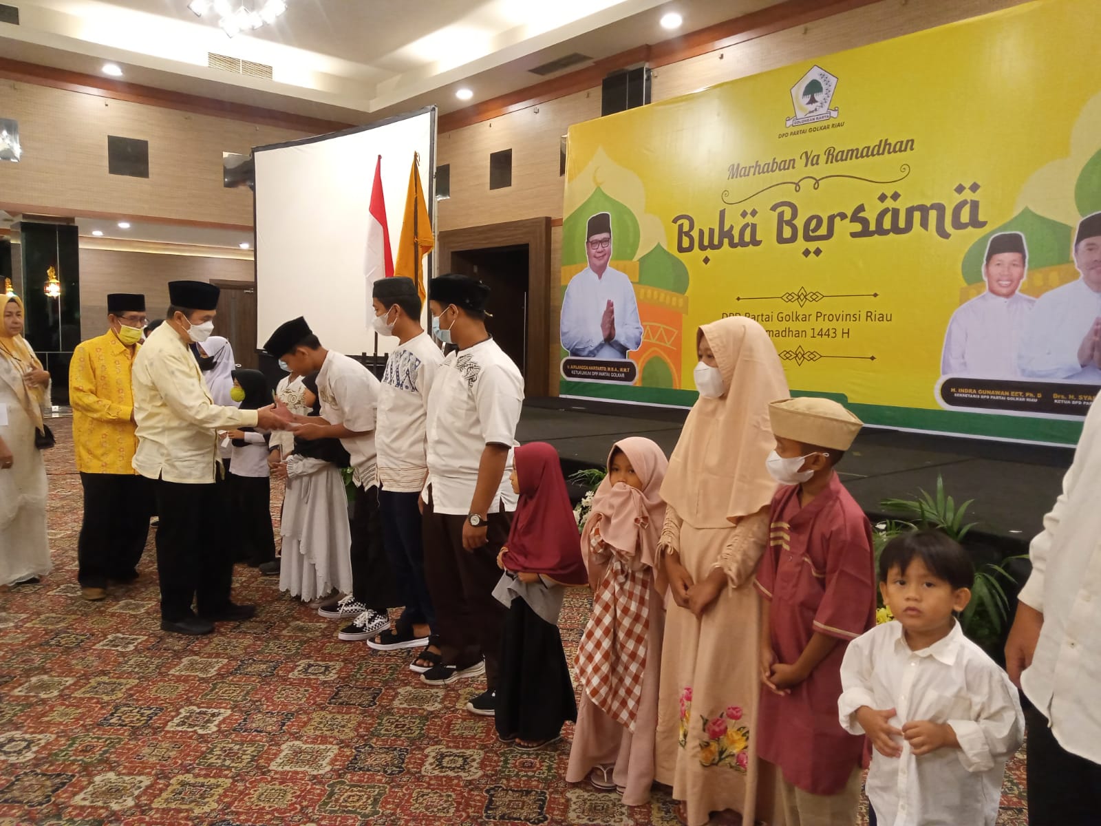 Ketua DPD I Golkar Riau, Syamsuar saat memberikan santunan kepada anak yatim dan piatu.