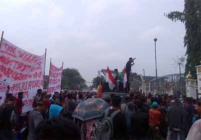 Demo masyarakat Koto Aman di Kantor Gubernur Riau.