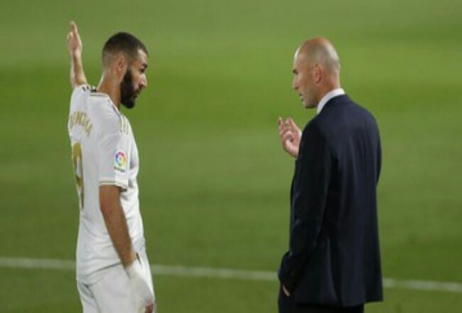 Zinedine Zidane tolak mundur dari kursi pelatih Real Madrid.