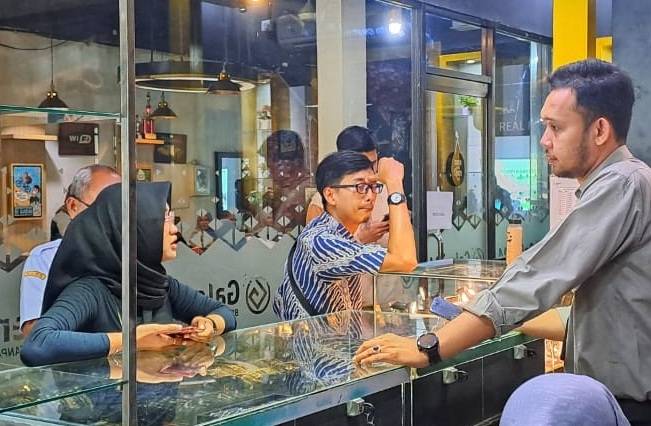 Harga emas Pegadaian lagi mahal, warga langsung serbu distro Galeri 24 di Pekanbaru (foto/riki)