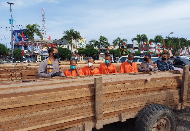 Polres Dumai amankan empat orang pengangkut kayu hasil Illegal Logging.
