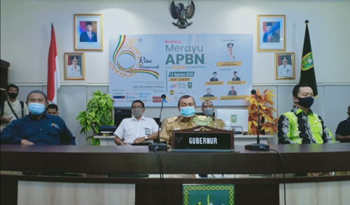 Gubernur Riau H Syamsuar (tengah) saat memberikan sambutan pada Webinar 