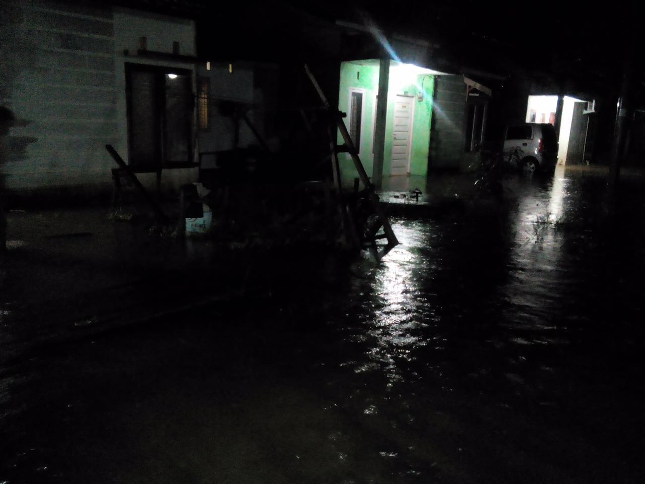 banjir rendam rumah warga di pandau