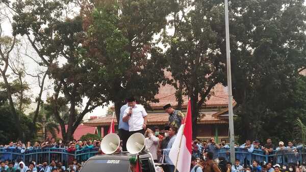 Ketua DPRD Riau Yulisman akhirnya menemui massa aksi di depan Gedung DPRD Provinsi Riau. 