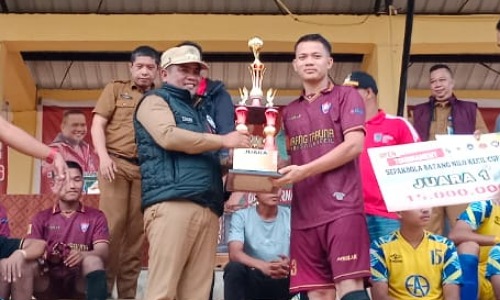 Bupati Pelalawan, Zukri Misran saat penutupan open tournament Batang Nilo Kecil Cup II.(foto: andi/halloriau.com)