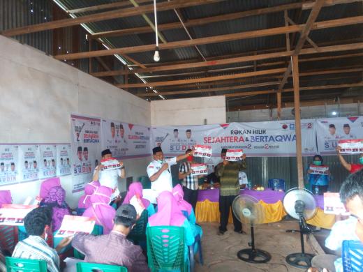 
Cawabup Rohil, Drs H Jamiluddin mempraktekkan cara mencoblos yang benar kepada masyarakat Kecamatan Pekaitan.