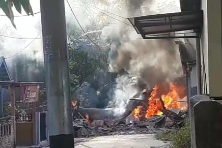 Pesawat terbakar usai jatuh dan menimpa rumah warga.