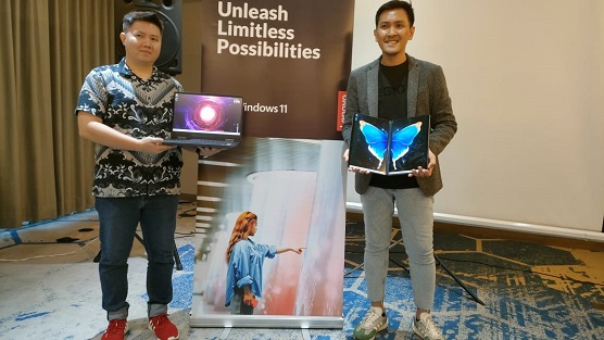 Costumer Marketing Lenovo Indonesia, Indra Raharjo (kanan) memperkenalkan poduk Legion, Yoga, IdeaPad dan LOG dengan berbagai kecanggihan dan inovasi di Kota Pekanbaru (foto/budy)