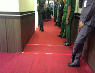 Karpet merah terpasang mulai dari ruang tunggu VIP.