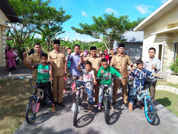 Kepala Desa Sekodi Zamri menyerahkan sepeda kepada 20 anak kurang mampu dan anak yatim, Selasa (31/12/2019).