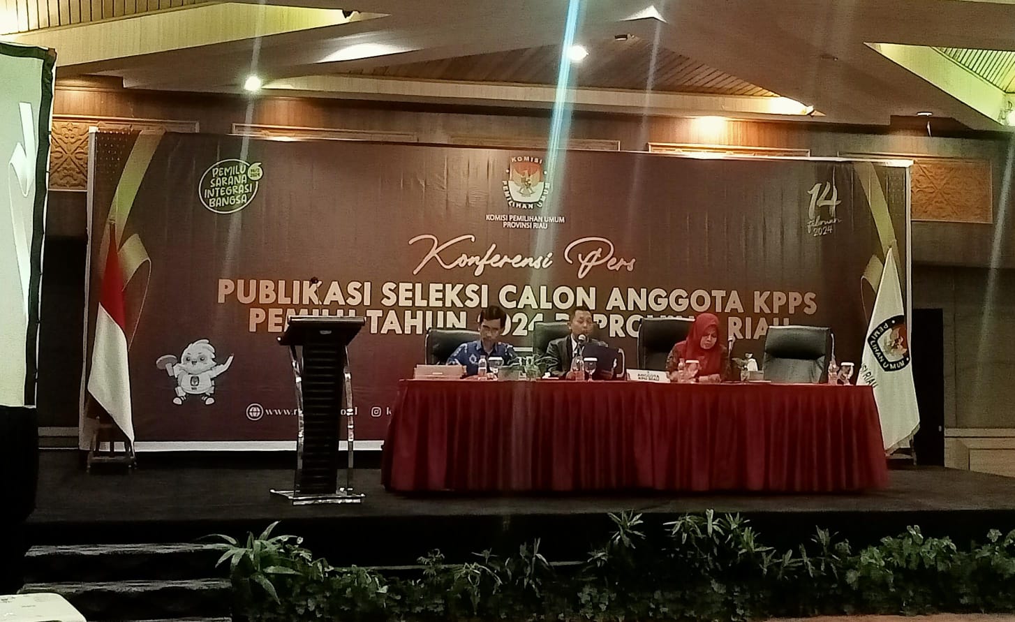 KPU Riau saat umumkan tahapan seleksi calon anggota KPPS Riau (foto:Rinai/halloriau)