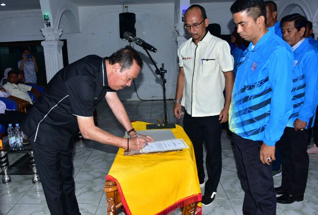 Ketua Umum Pengurus PBVSI Kabupaten Bengkalis Burhanudin menandatangani berita acara pelantikan.